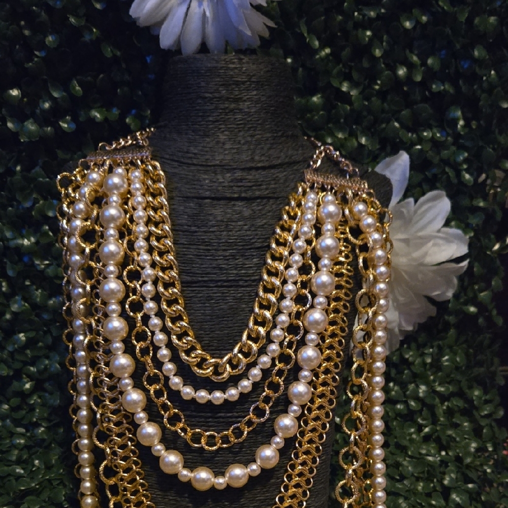 Elegant Gold and Pearl Necklace